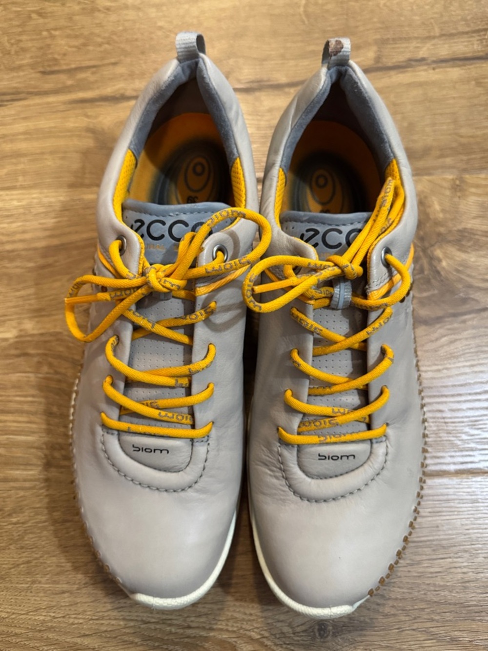 Ecco biom women’s Taupe Leather golf Sneakers with Yellow Accents size 39